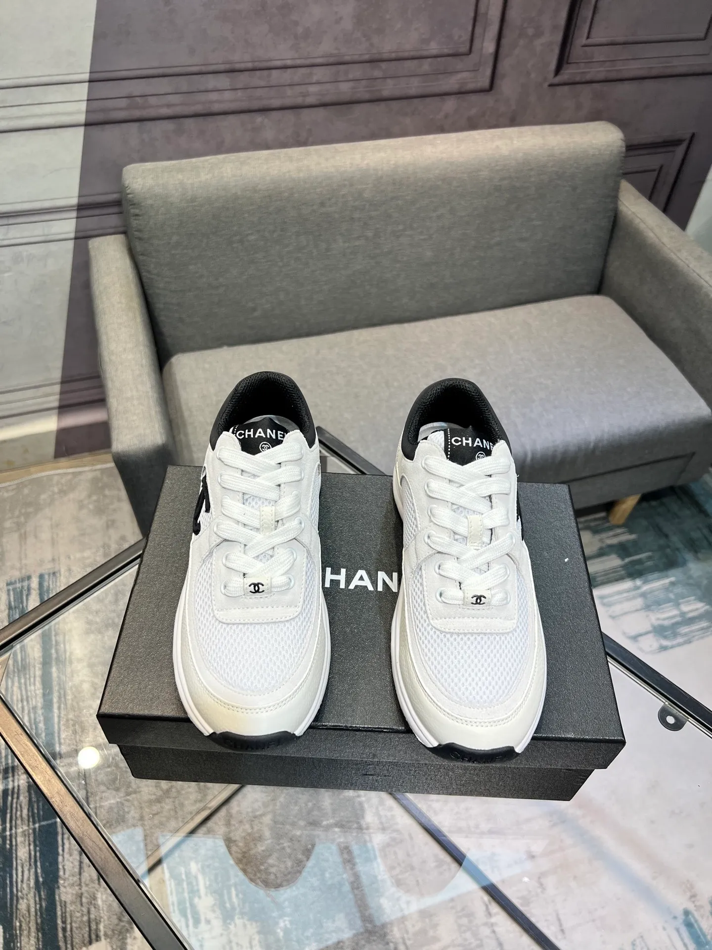 Men's men's shoes 💰620 Exclusive real shot (top version) CHANEL Chanel 2025ss color matching thick-soled casual sports shoes and sneakers. The counter is synchronized. The counter is very popular. A shoe that is very difficult to buy. The most popular thick-soled panda shoes on the Internet. It can be imagined that Xiaoxiang control can't miss it. It has both good looks and comfort. Simple and versatile white shoes. The thick sole increases the height and is super versatile. Close your eyes and wear it. Whoever wears it will look better. Upper: calfskin Lining: imported sheepskin lining Outsole: TPU original outsole Size: 35-44 (customized for women 41 and 40, and 45 for men)